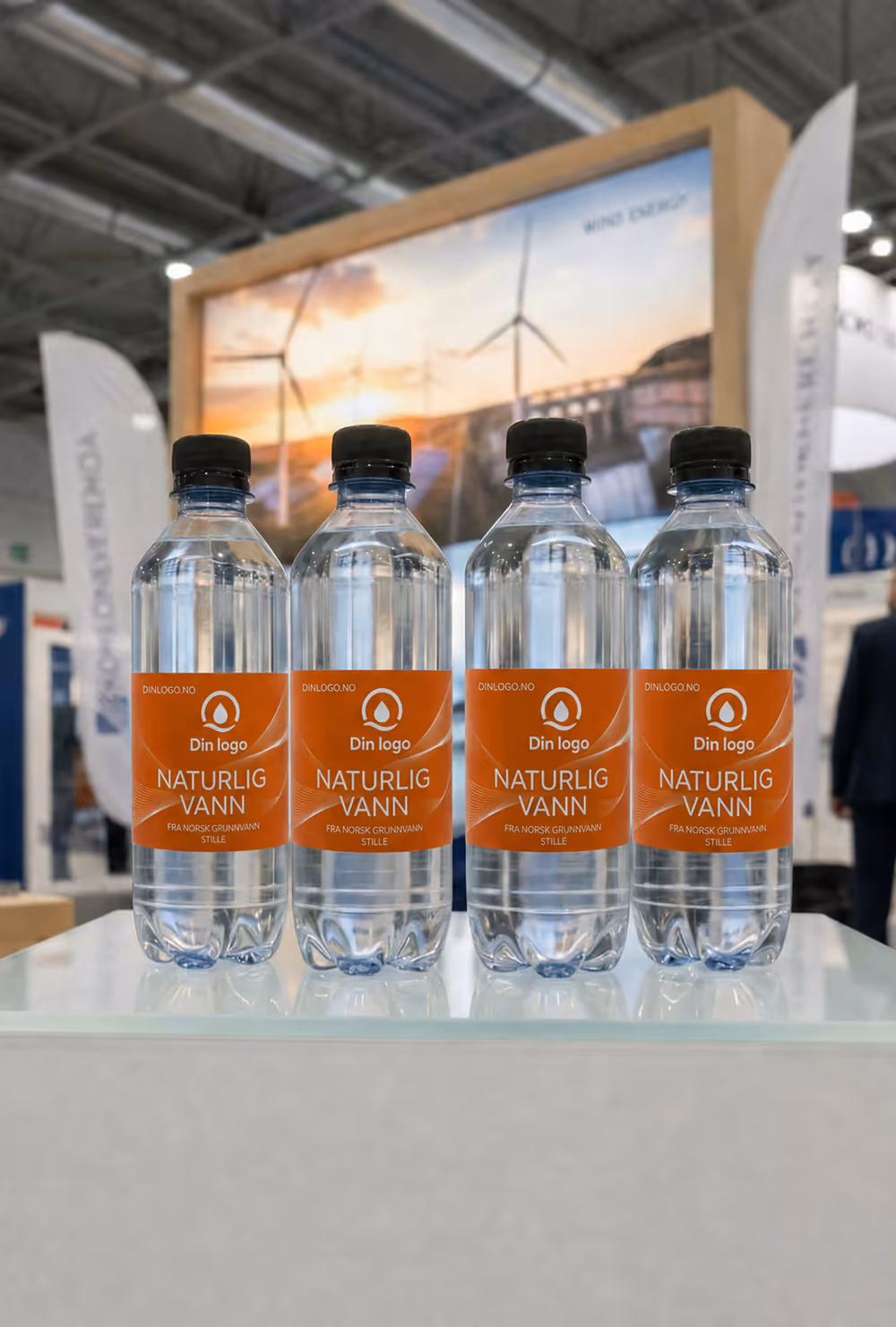 Ferdig profilerte Pure Arctic vannflasker klare til levering på en messedisk